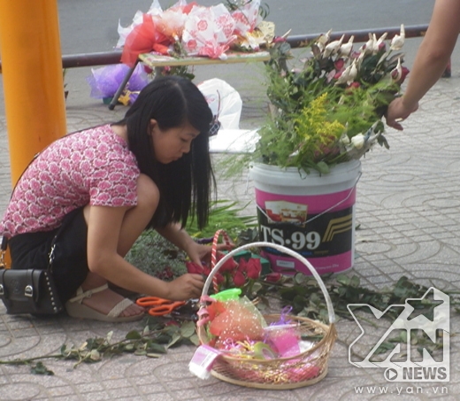 
	
	Sau khi mua hoa về các bạnh sinh viên tự tay cắm hoa thành từng giỏ để bán cho khách. Ảnh: Đặng Thanh